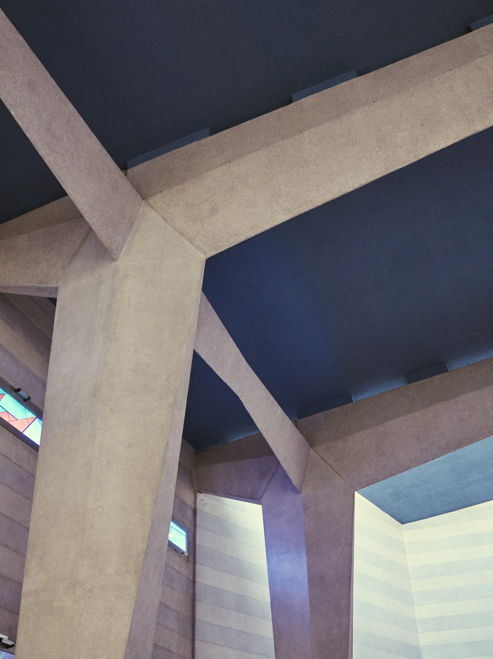 Milano Chiesa di San Luca Evangelista (1958-60) Architetto: Gio Ponti