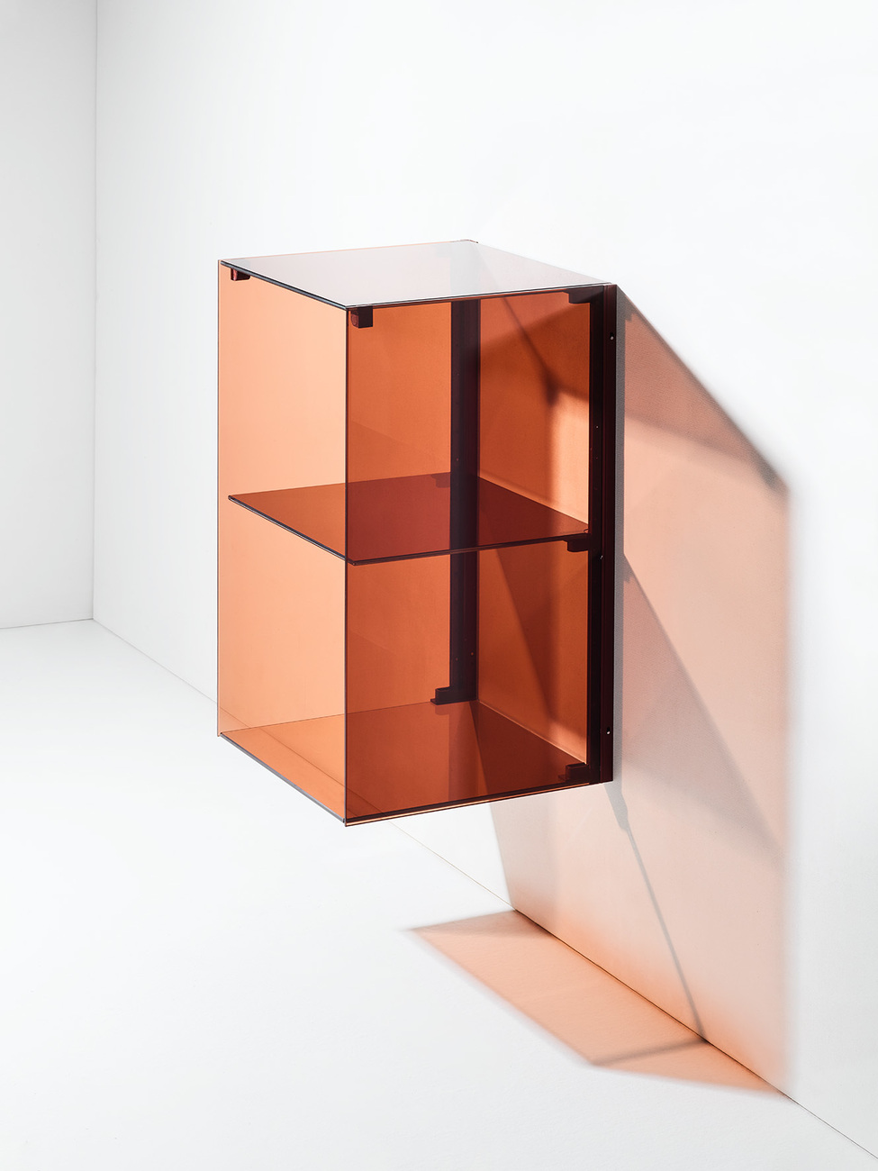 Clear colours, clear forms, clear construction: Stefan Diez had the essentials in mind when designing his shelving system. rgb is extremely decorative without any decor.