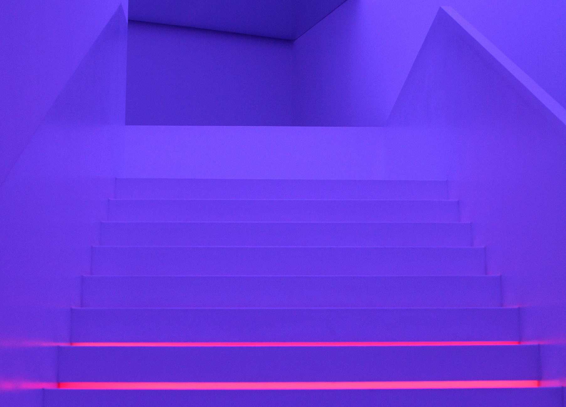 Die beeindruckende Lichtinstallation ist das Werk des amerikanischen Lichtkünstlers James Turrell.