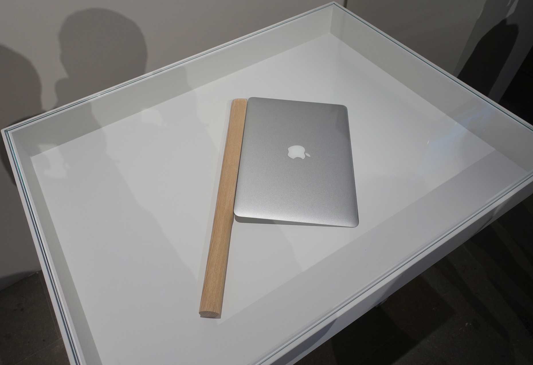 Computer as kitchen aid: Japan’s Shimabuku not only exhibits a MacBook Air, its edge sharpened to emulate a knife, but also a video, in which we see what he did with it and that you can in fact easily slice apples with it.