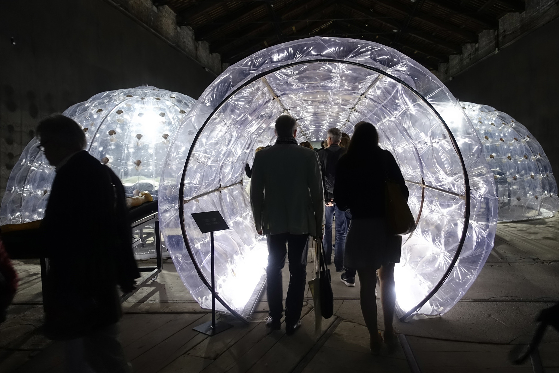 Luminescent foil air-locks: The Italian Pavilion was turned into a large, technoid lab.