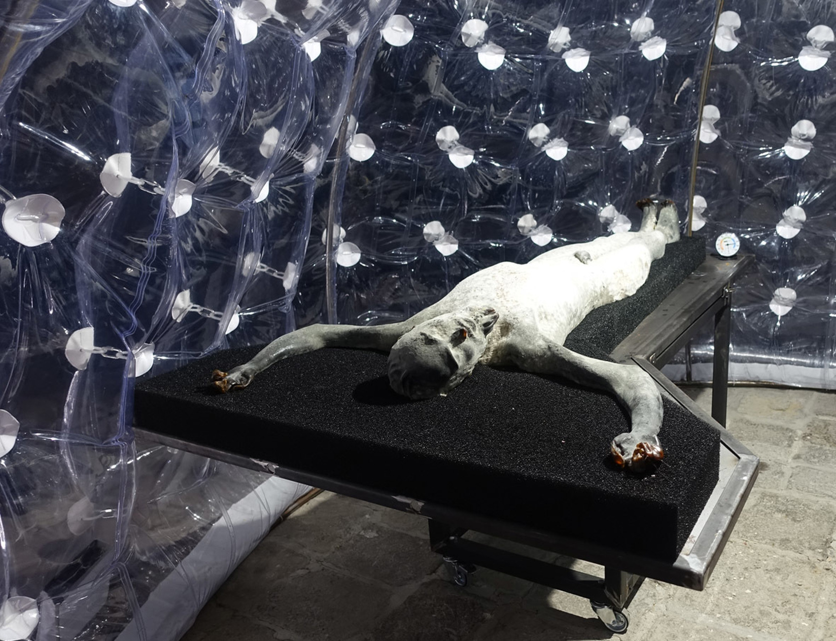 Luminescent foil air-locks: The Italian Pavilion was turned into a large, technoid lab.