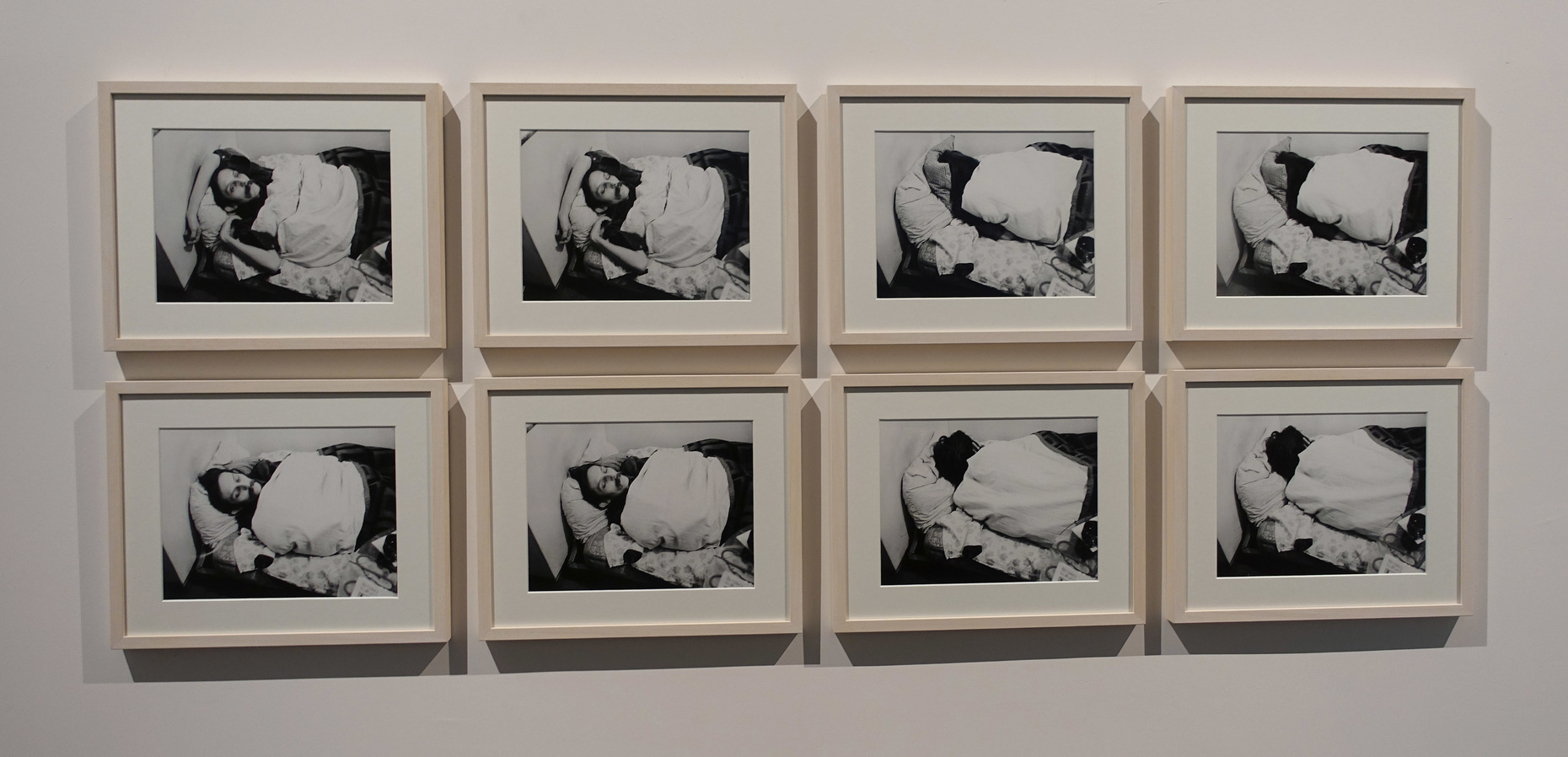 The artist’s sleep gives birth to art: The first chapter in the exhibition curated by Christine Macel at the Padiglione Centrale in the Giardini is called “Pavilion of Artists and Books” and starts with a nod and a wink: Mladen Stilinovic’s 1978 photo series “Artist at Work”.