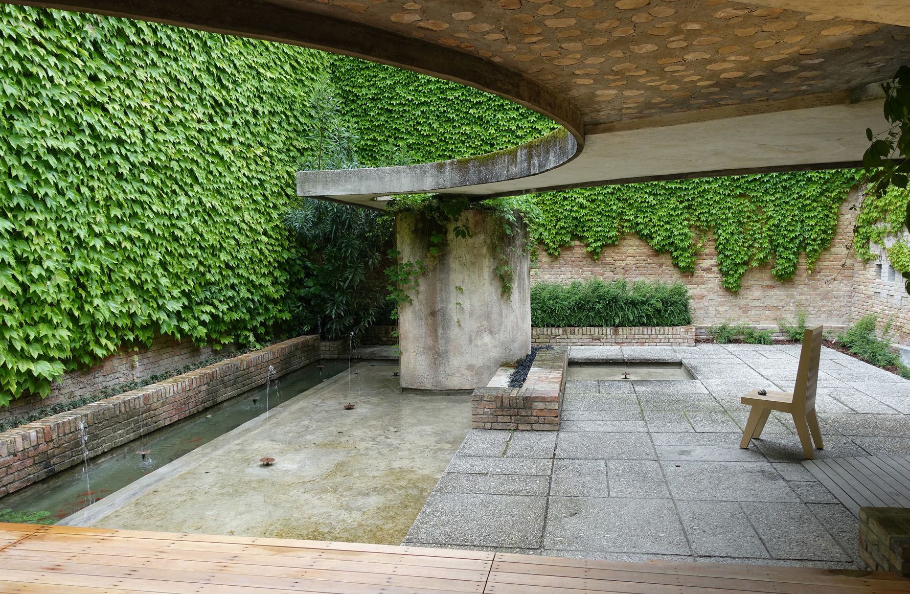 Jeder bekommt ein Geschenk, das er nicht öffnen soll: Lee Mingwei stellt in Carlo Scarpas Skulpturen-Garten im Zentralpavillon einen Stuhl, auf dem man Ruhe finden und den Ort genießen kann.