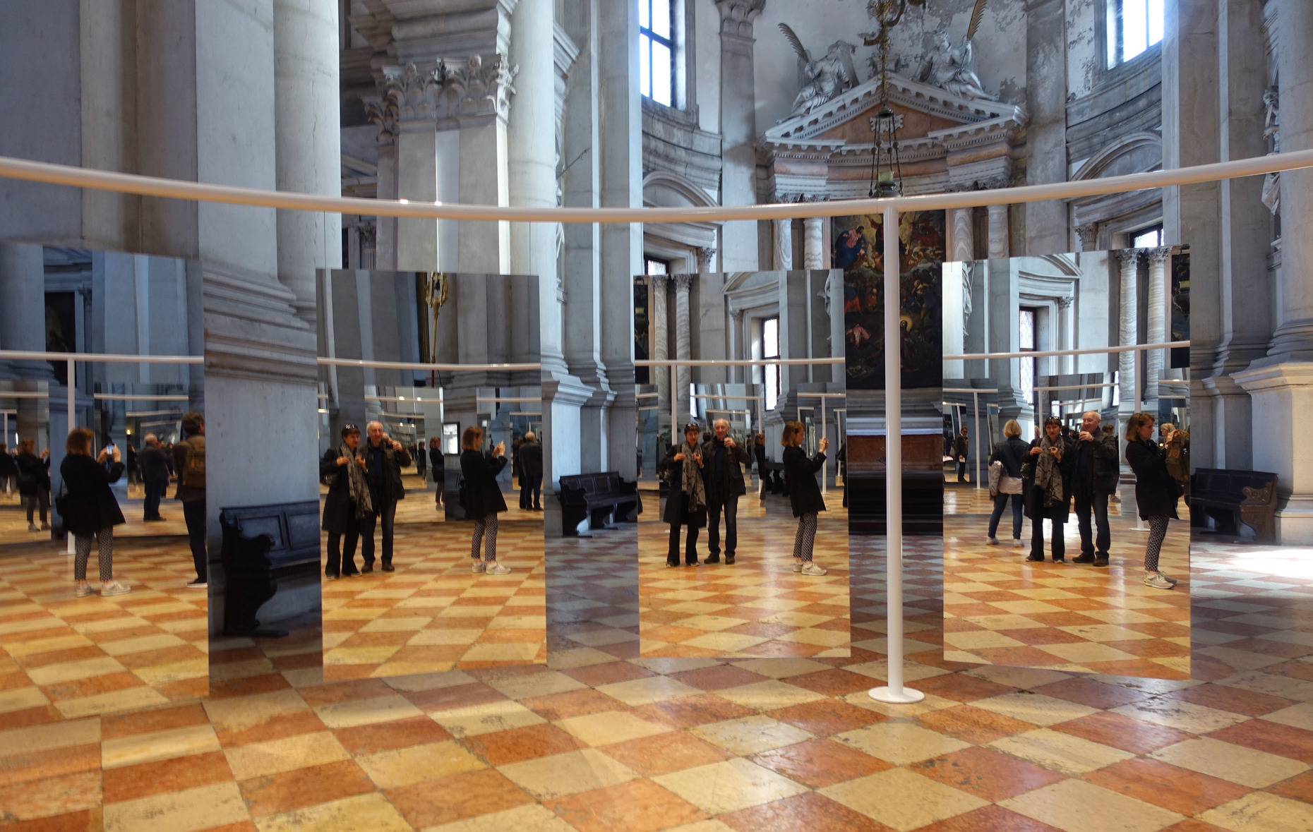 One plus one is three: In the Basilica San Giorgio Maggiore and the Benedict Abbey round it there is a noteworthy retrospective of works by Michelangelo Pistoletto – including the kaleidoscopic cabinet of mirrors called “Suspended Perimeter – Love Difference”.