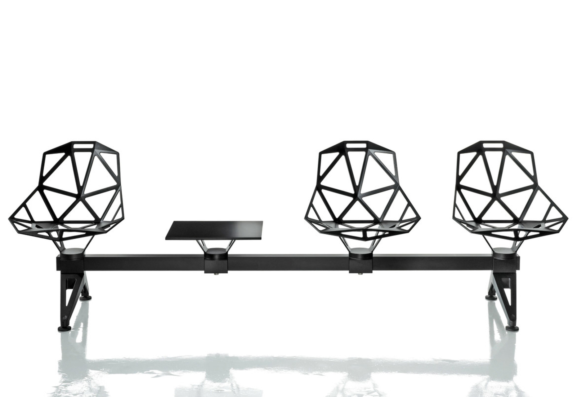 den Chair one von Konstantin Grcic gibt es auch als Sitzbank für den öffentlichen Raum