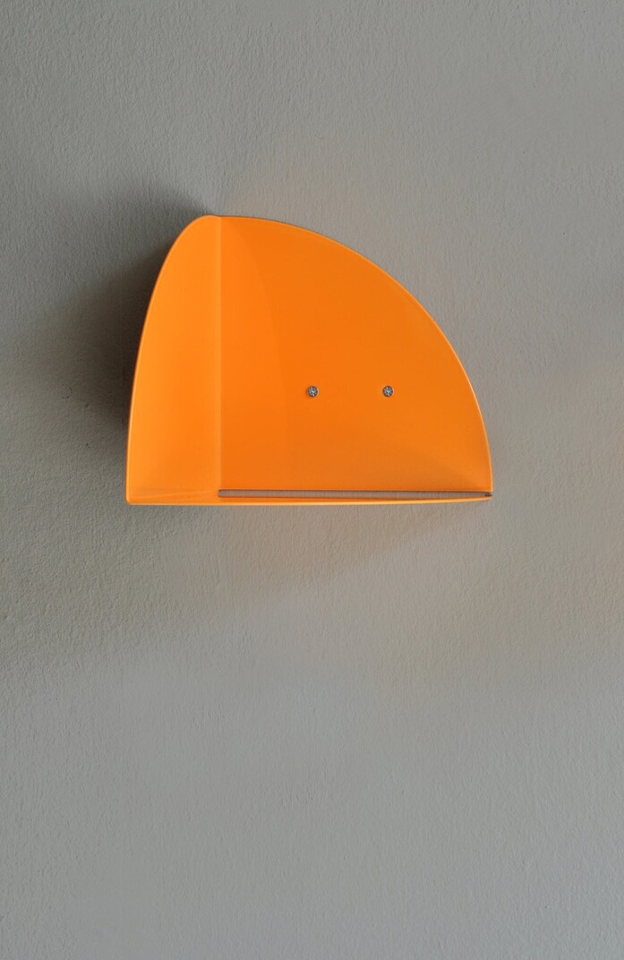 Kolor cornershelf eckregal buchstutze neonorange leuchtorange portrait 1313x2020