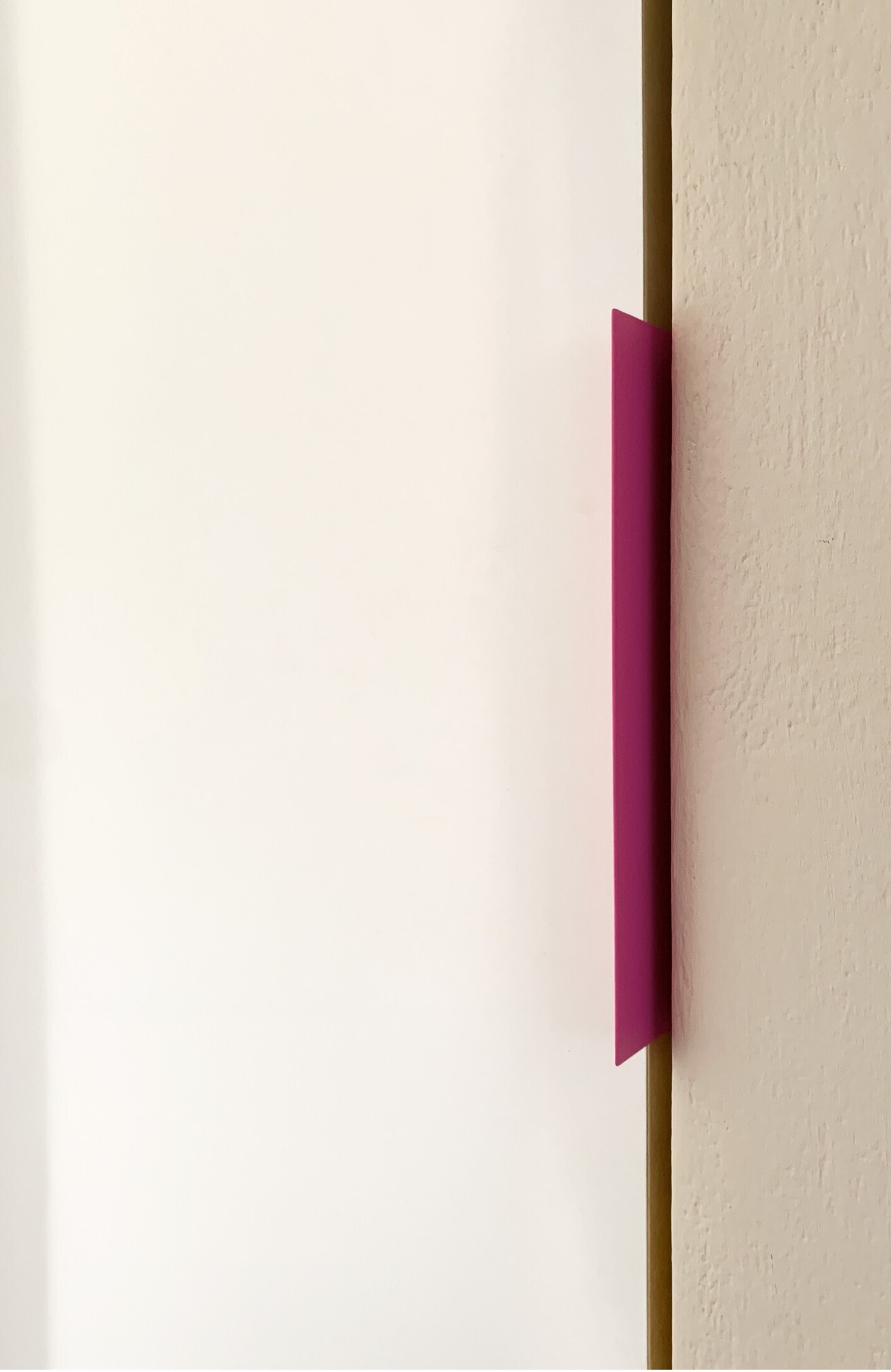 Kolor handle01 furniture turgriff schubladengriff neonpink leuchtpink 02sh portrait 1313x2020