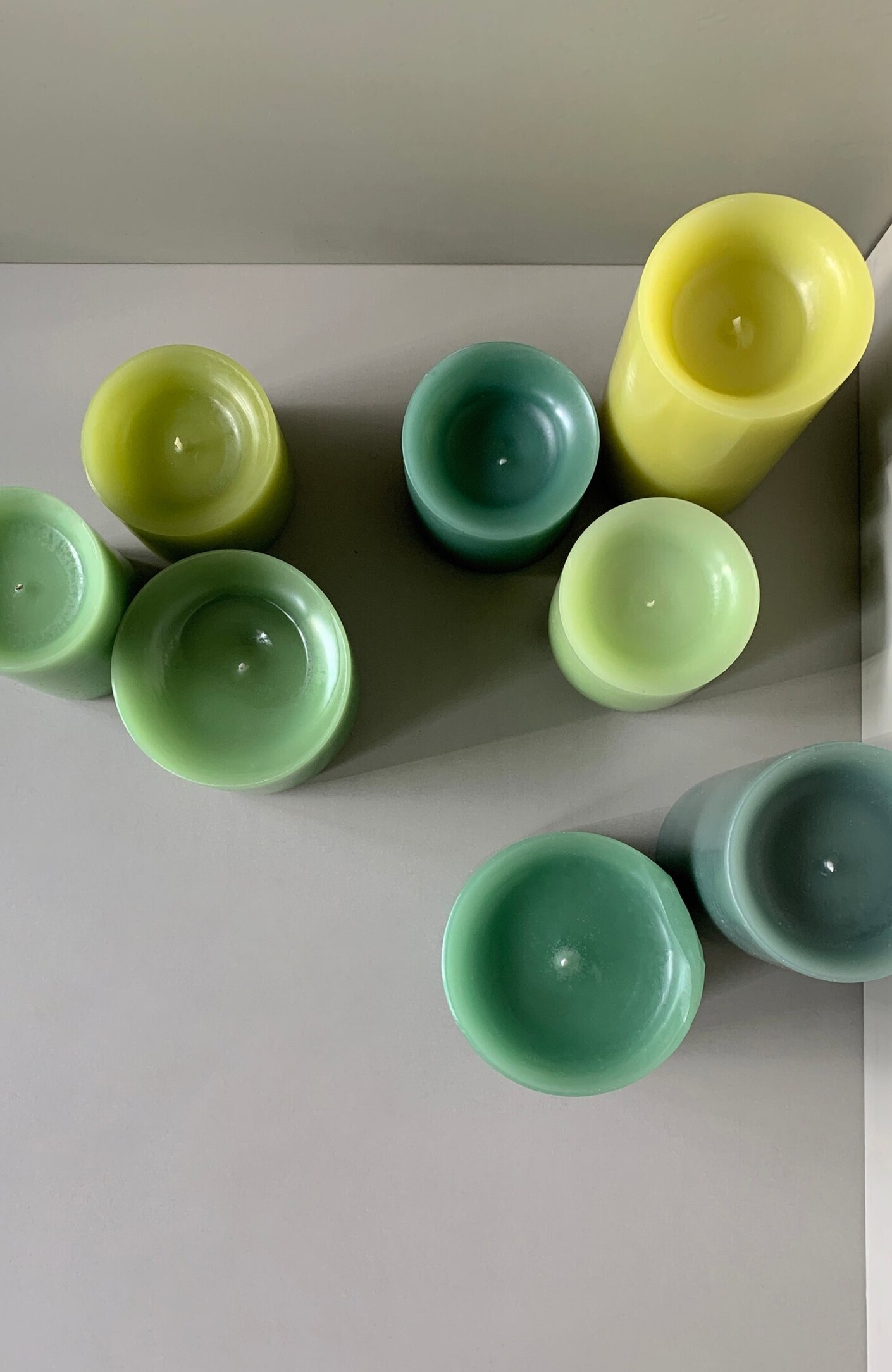 Stumpenkerze pillarcandle gruen green 2 portrait 1313x2020