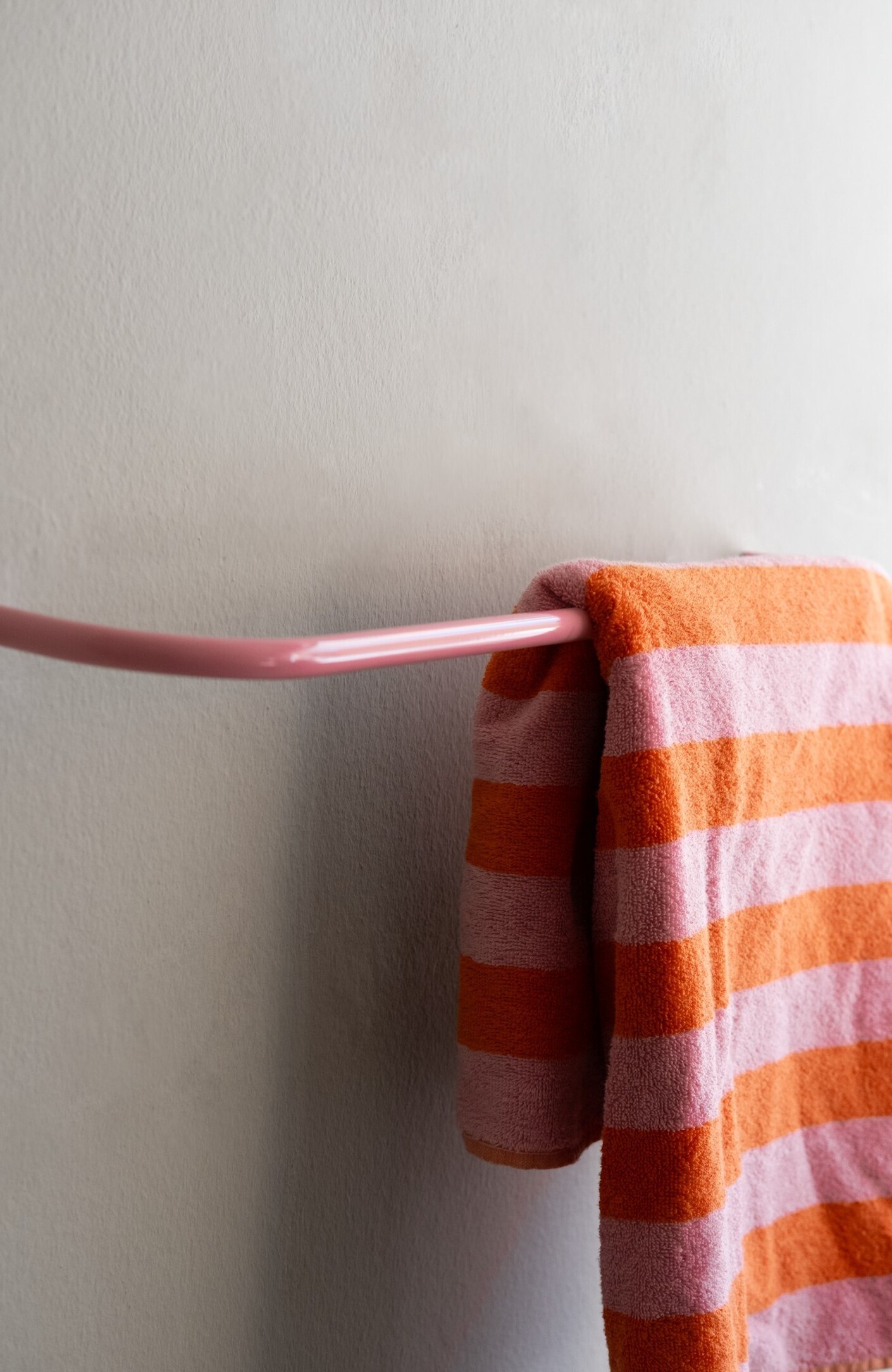 Kolor towelrail holder handtuchhalter rosa 03 portrait 1313x2020