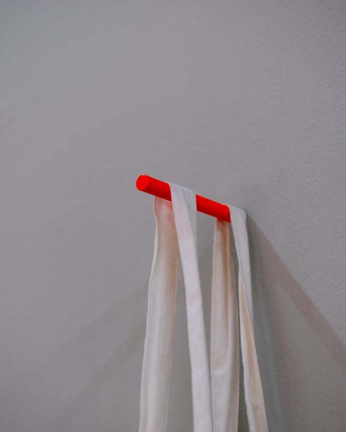 20260624 103101 kolor pin hook stifhaken neonred hanging jpg
