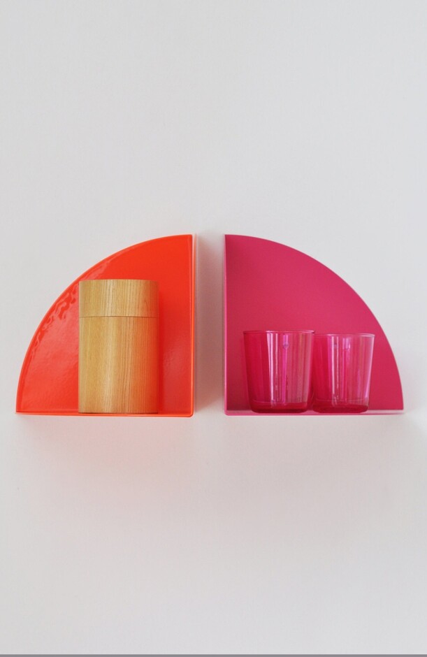 corner shelf / corner shelf magenta
