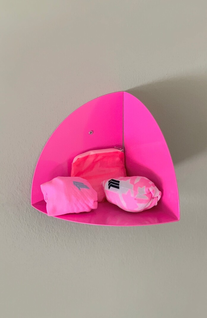Kolor cornershelf eckregal bookend buchstuetze neonpink leuchtpink 01sh portrait 1313x2020