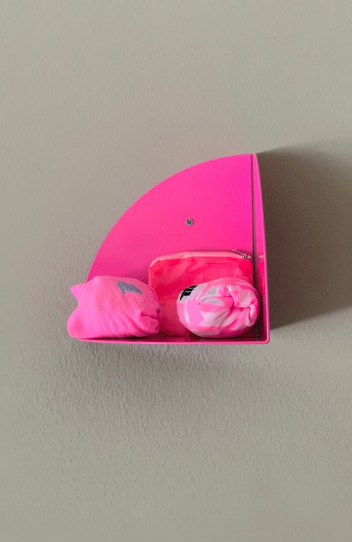 Kolor cornershelf eckregal bookend buchstuetze neonpink leuchtpink 02sh portrait 1313x2020