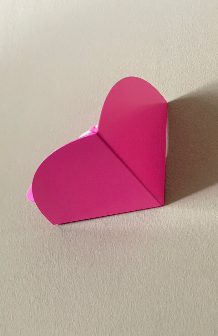 Kolor cornershelf eckregal bookend buchstuetze neonpink leuchtpink 03sh portrait 1313x2020