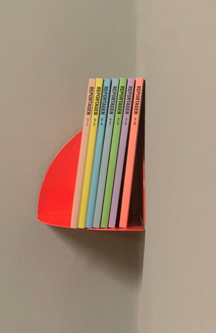 Kolor cornershelf eckregal bookend buchstuetze neonred neonrot 2 portrait 1313x2020
