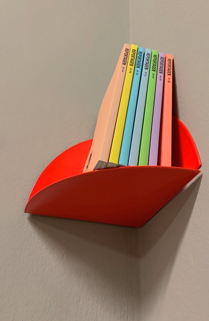 Kolor cornershelf eckregal bookend buchstuetze neonred neonrot 3 portrait 1313x2020