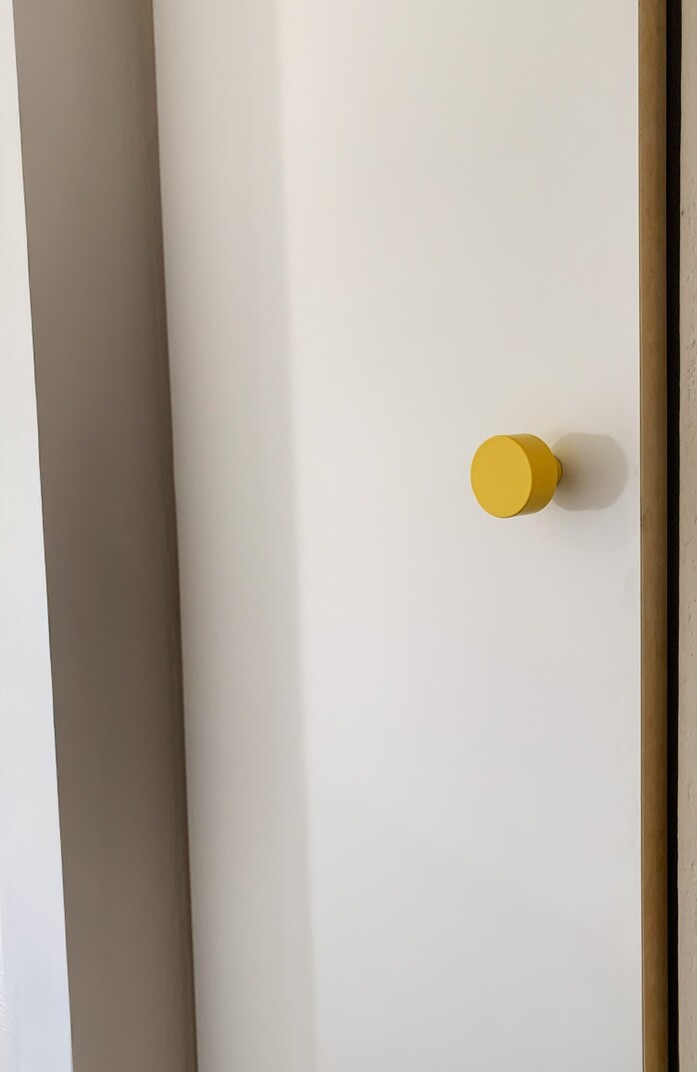 Kolor knob furniture sunshineyellow 03 griff moebel schrank gelb 01 portrait 1313x2020