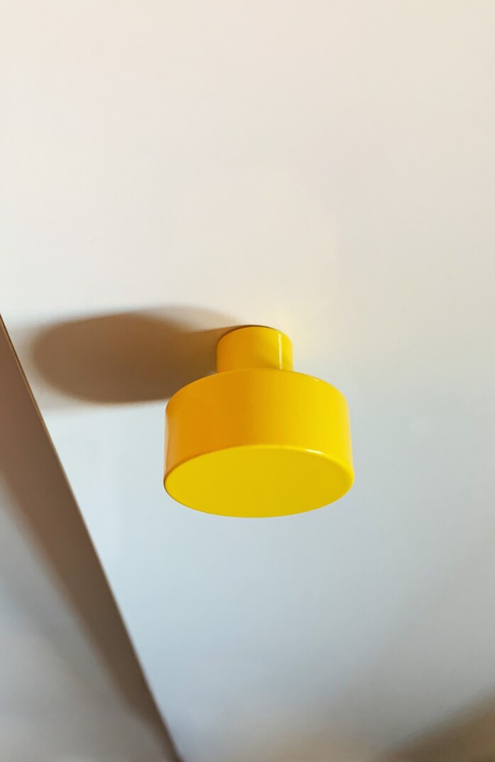 Kolor knob furniture sunshineyellow 03 griff moebel schrank gelb 02 portrait 1313x2020