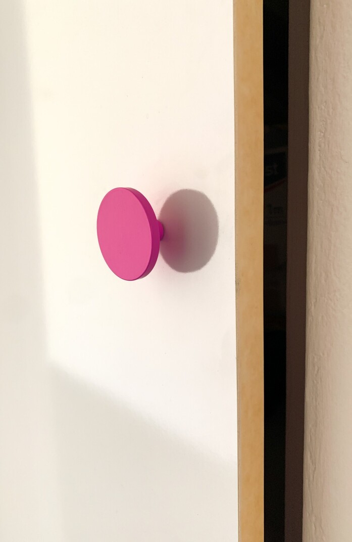Kolor knob04 furniture handle turgriff schubladengriff mobelknopf neonpink leuchtpink 01sh portrait 1313x2020