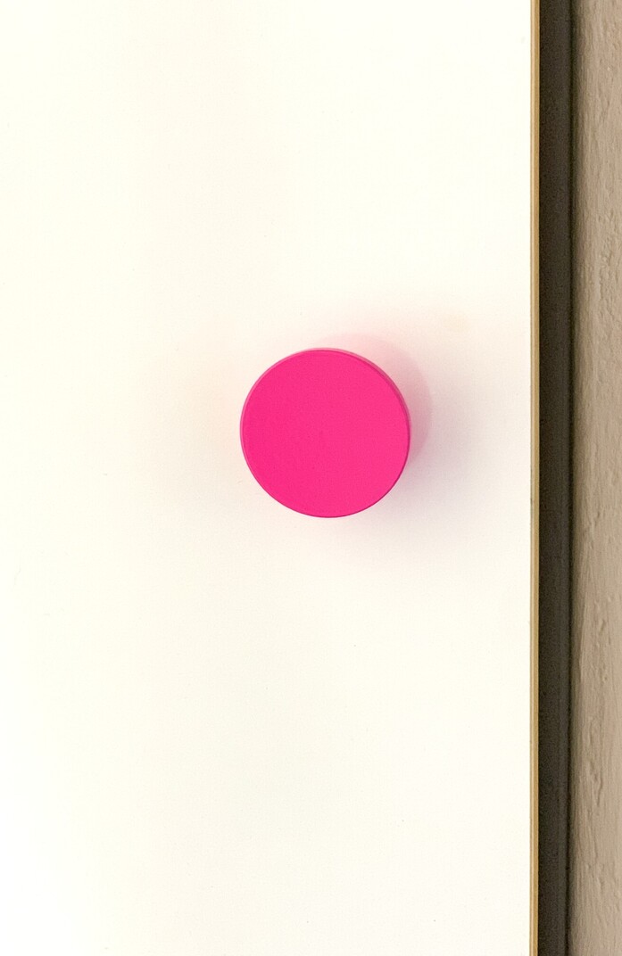 Kolor knob04 furniture handle turgriff schubladengriff mobelknopf neonpink leuchtpink 02sh portrait 1313x2020