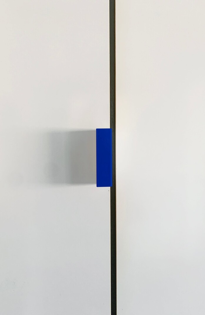 Kolor handle griffleiste schublade griff neon blue ultramarine ultramarinblau blau 03 portrait 1313x2020