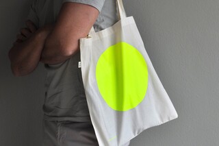 Jutebeutel / Tragetasche mit großem Punkt in Neongelb  von  Kolor