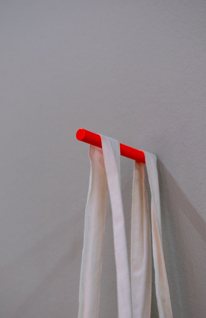 Kolor pin hook stifhaken neonred hanging jpg portrait 1313x2020