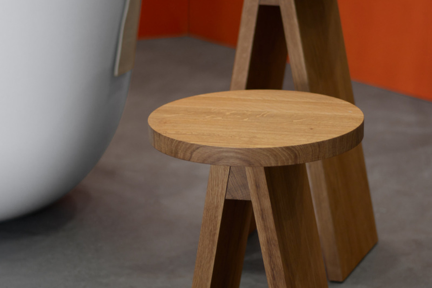 EK02 stool