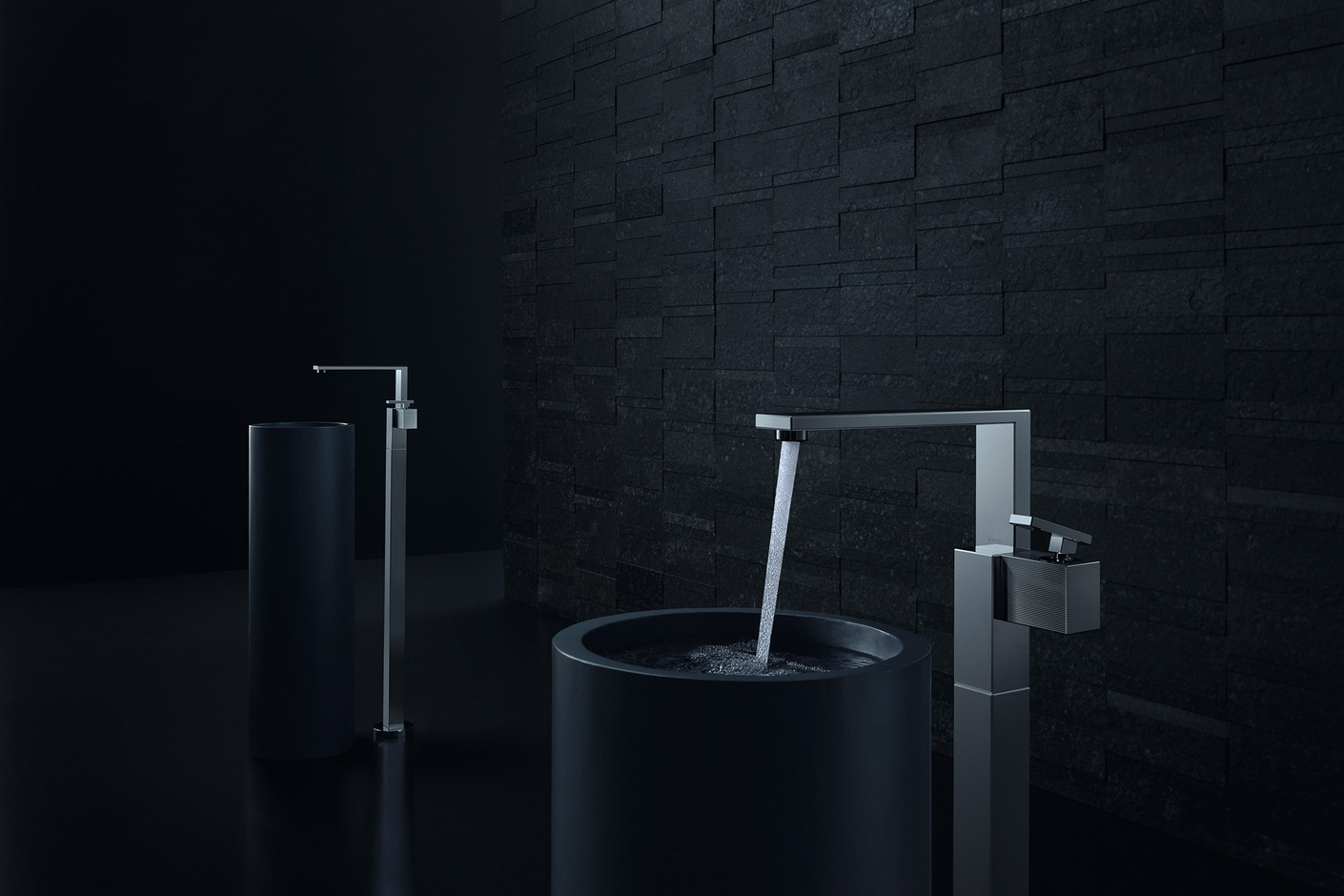 AXOR Edge Einhebel-Waschtischmischer bodenstehend mit Push-Open Ablaufgarnitur - Diamantschliff Polished Black Chrome