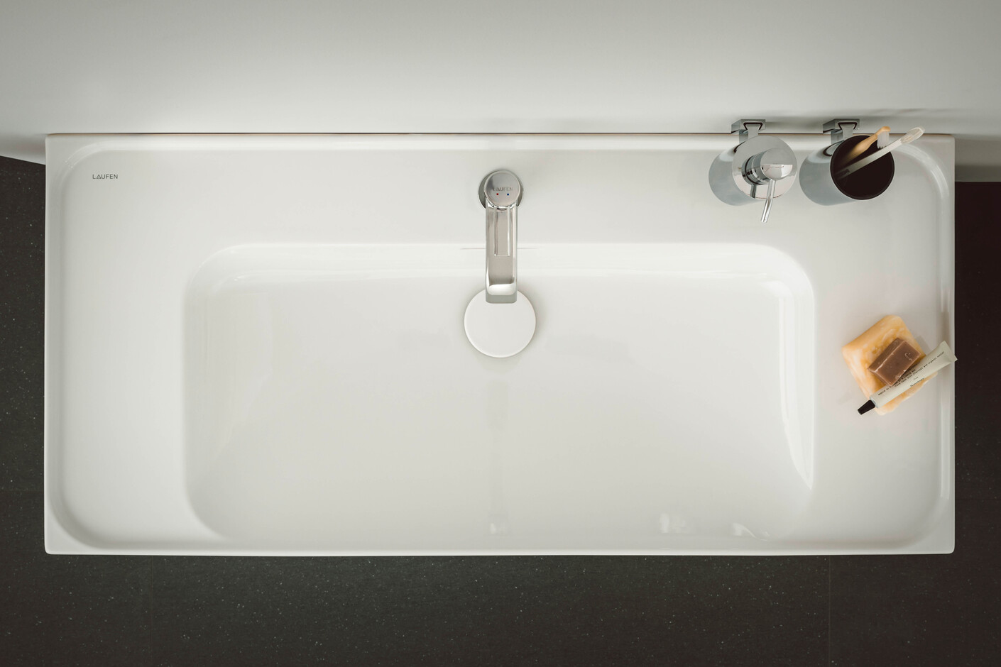 Meda Washbasin, with side shelves