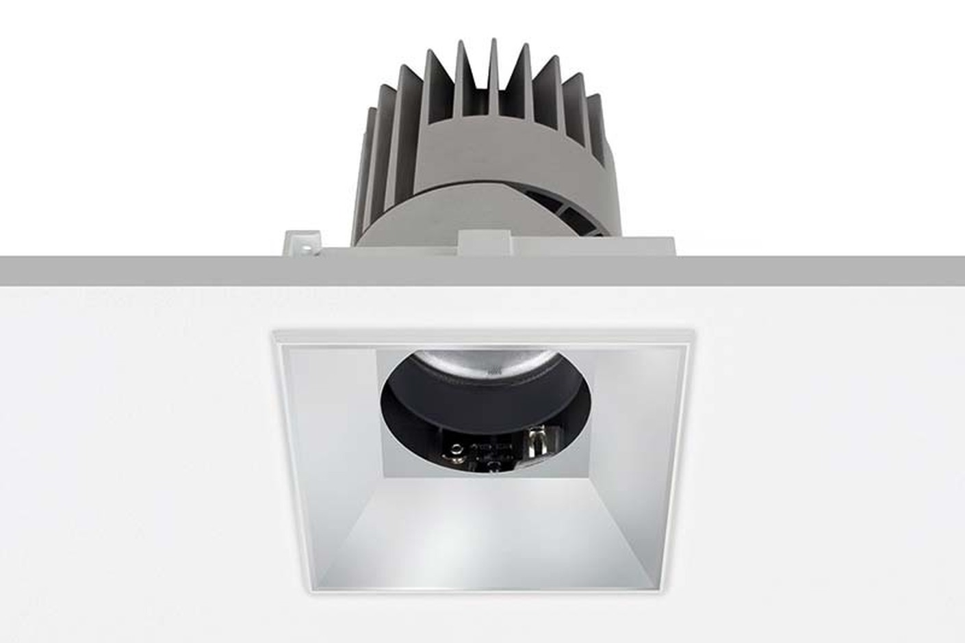 PERFORMANCE M TRIMLESS SPOT SQUARE