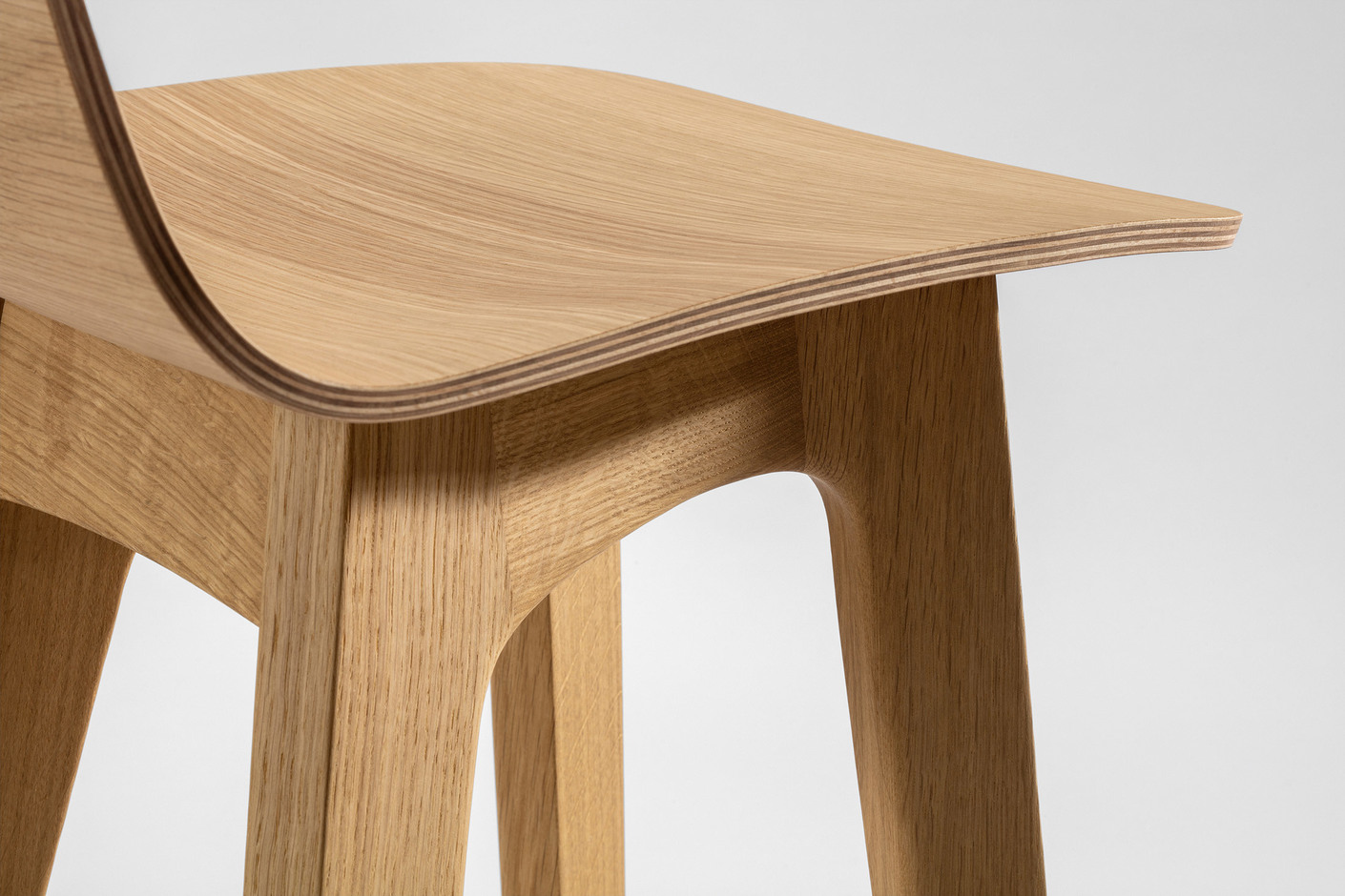 MORPH BAR – Holzsitz furniert