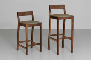 SIT BAR – Close upholstery  by  Zeitraum