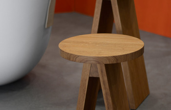EK02 stool