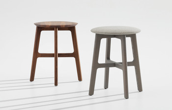1.3 STOOL – Close upholstery