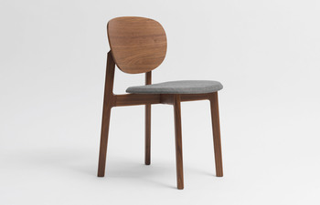 ZENSO – Vollpolstersitz und Holzrücken