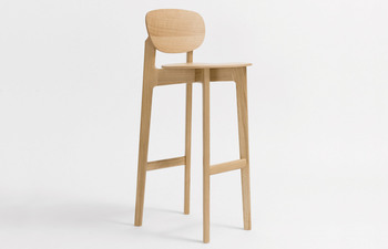ZENSO BAR – Holzsitz und Holzrücken