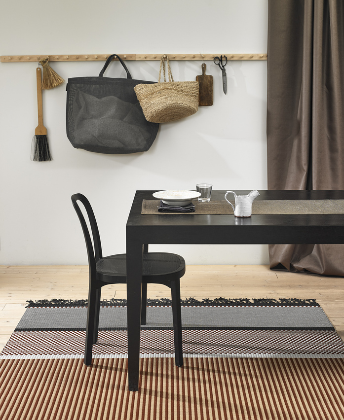 4419 Siro Chair stained black San Francisco 1430015 col reddish brown stone sewn edges and fringes paper yarn carpet interior 4 woodnotes