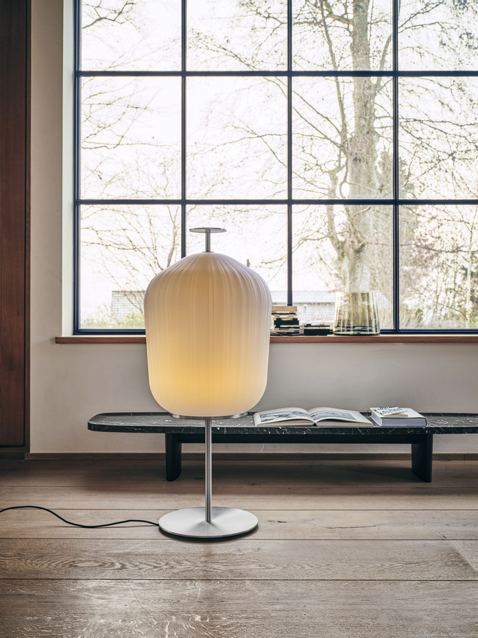 Classi Con plissee floor lamp aluminium photo andreas hoernisch 01