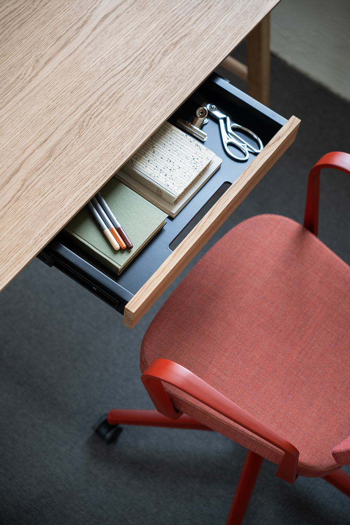 B MATERIA Palette armchair Soho table close up 03