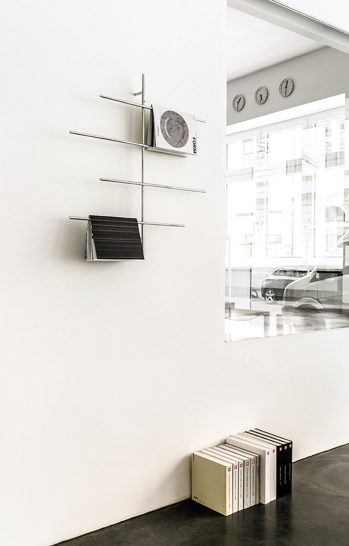 Sketch zeitungsstaender prospekthalter chrom glaenzend schoenbuch am 4