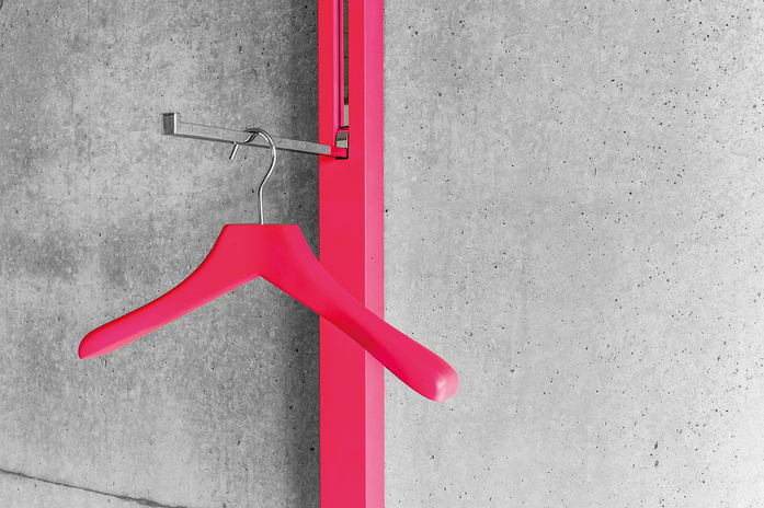 0112 kleiderbuegel neonpink schoenbuch am 2
