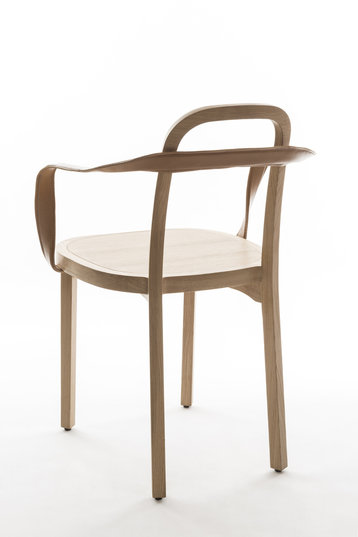 4450 Siro chair with armrests oak natural leather back1 woodnotes