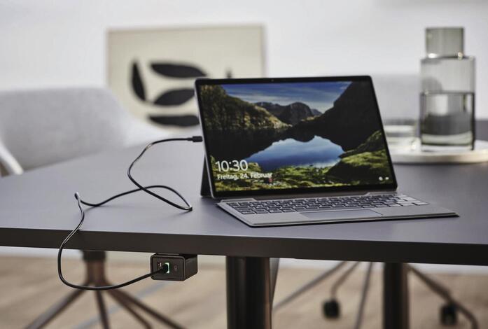 5 005944 WH Timetable 2023