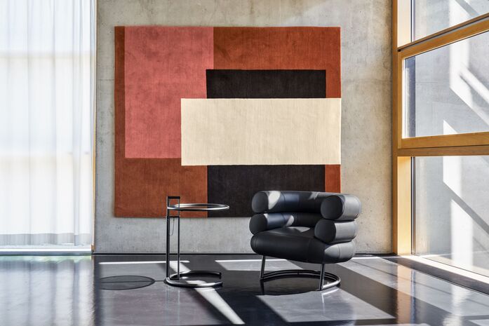 Classi Con cassis rug adjustable table e1027 black version bibendum armchair hz photo hassos