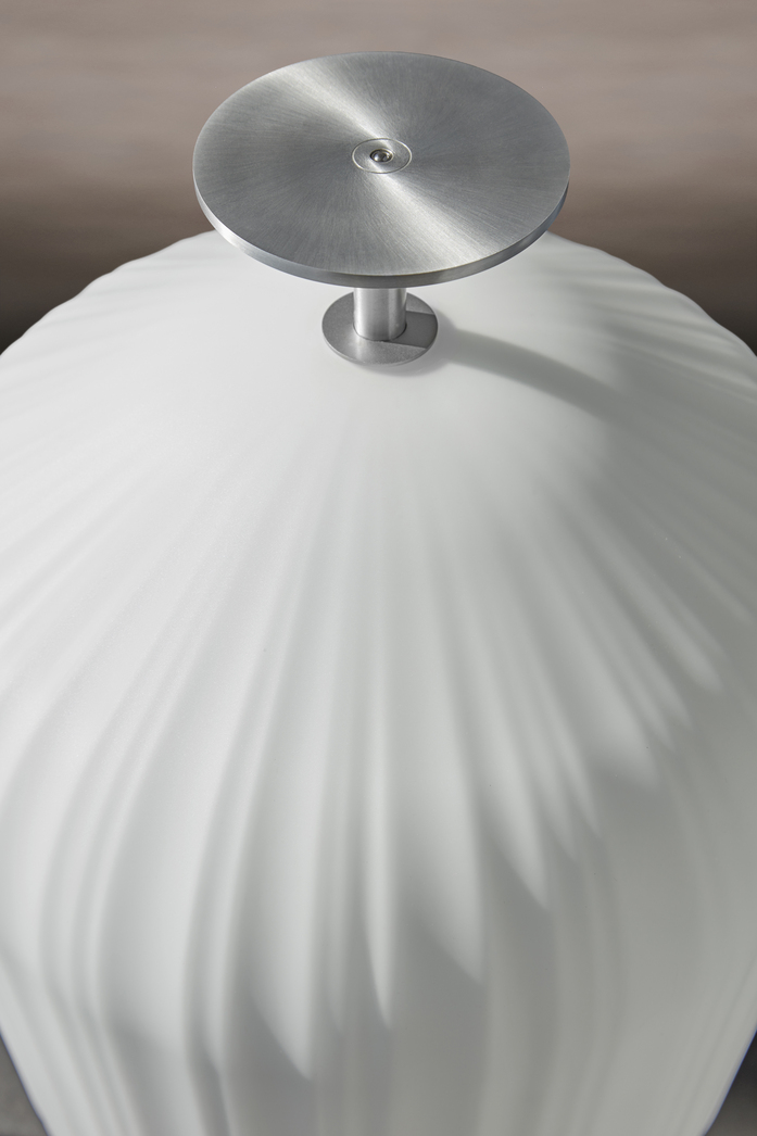 Classi Con plissee floor lamp aluminium photo von eicken 02