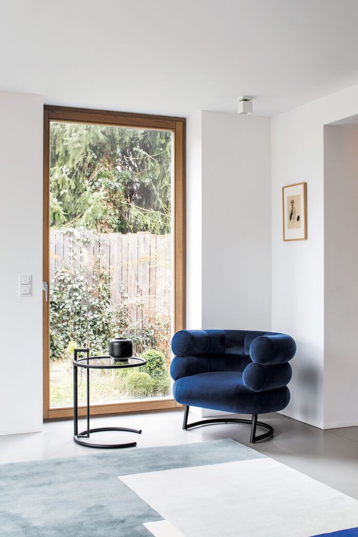 Classi Con roquebrune rug adjustable table e 1027 black version bibendum armchair photo hassos