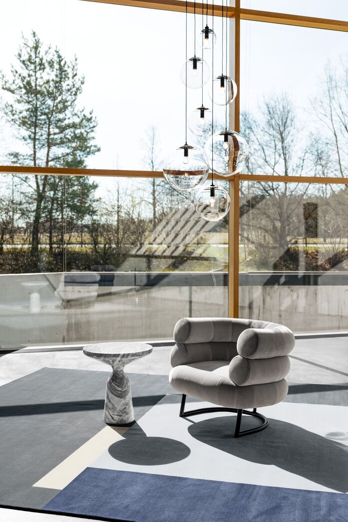 Classi Con roquebrune rug bell side table marble bibendum armchair selene pendant lamp photo breidt