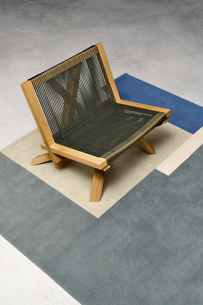 Classi Con roquebrune rug volkshaus lounge chair oak topview photo hassos